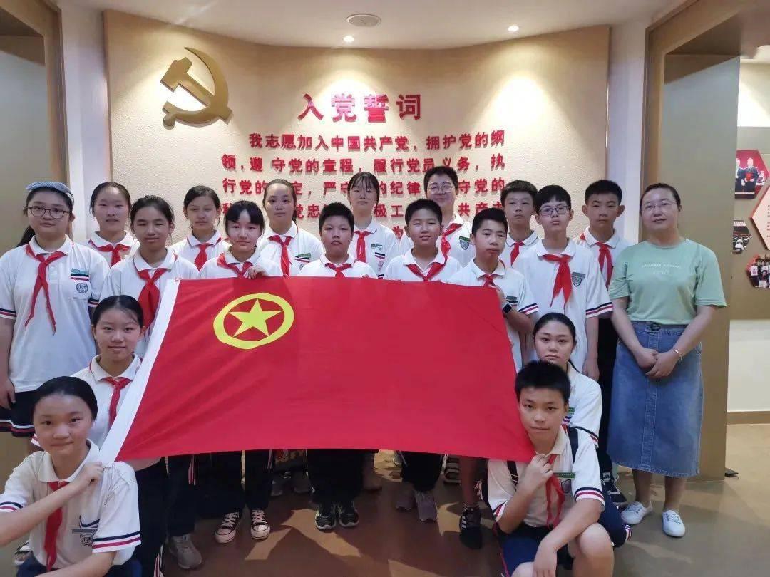 逃离棕榈树森林